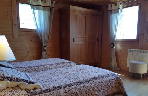 Pyrenees 2000 Ski Chalet | SCANDINAVIAN CHALET ** ALASKAN ** STANDING