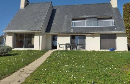 Penvins House | Sea View House for 9 - Beach Just Around the Corner & Family Comfort