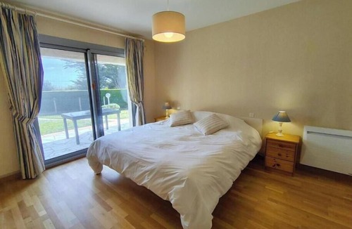 Penvins House | Sea View House for 9 - Beach Just Around the Corner & Family Comfort