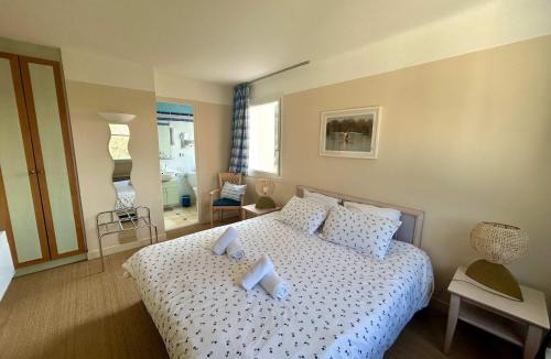 Plestin-les-Greves Apartment | Seafront flat with indoor pool with stunning views