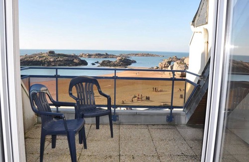 Tregastel Apartment | Seaside apartment with terrace in Trégastel with parking