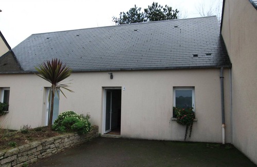Omonville-la-Rogue Cottage | Seaside Getaway: Cozy Home with Garden, BBQ, and Sports Facilities