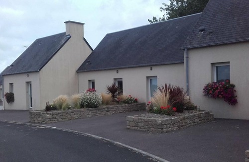 Omonville-la-Rogue Cottage | Seaside Getaway: Cozy Home with Garden, BBQ, and Sports Facilities