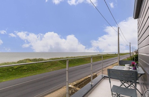 Saint-Marcouf Cottage | Seaside house in Saint-Marcouf with balcony, internet and parking