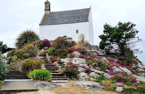 Roscoff Apartment | Seaside in Roscoff, studio for 2 people, sea view, close to shops, beach