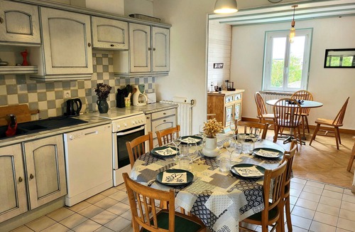 Creances House | Seaside, Les Fleurs Holiday Home with Shared Terrace, Private Garden and Wi-Fi