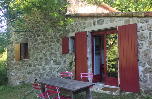 Juvinas House | Secluded stone house on the banks of a stream with swimming pool