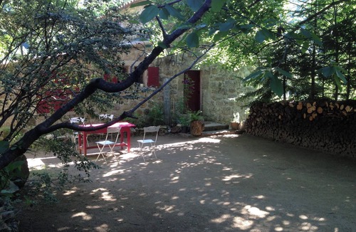 Juvinas House | Secluded stone house on the banks of a stream with swimming pool