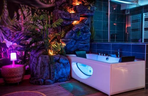 Bretigny-sur-Orge Apartment | SECRET SUITE "Jungle" - Jacuzzi privatif - Gare RER C - Proche Paris