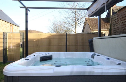 Saussemesnil Cottage | Semi-detached house with private spa, pets welcome, near Cotentin