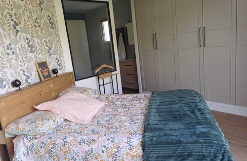 Le Lion-d'Angers Bed & Breakfast | Separate suite with whirlpool bath