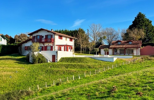 Saint-Pee-sur-Nivelle House | Set of 2 character houses, swimming pool, Rhune view 5min from Saint Jean de Luz