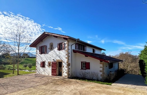 Saint-Pee-sur-Nivelle House | Set of 2 character houses, swimming pool, Rhune view 5min from Saint Jean de Luz