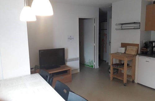 Arette Apartment | Ski-in/Ski-out: Cozy Apartment for 6 with Mountain Views, Parking & Modern Amenities