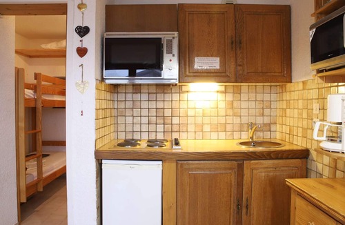 Auris Apartment | Ski-in/Ski-out Studio with Balcony, South-Facing View, Near Shops and ESF, Sleeps 3