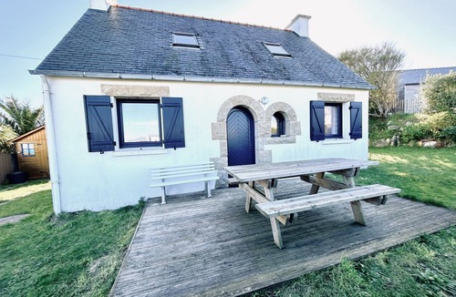 Plouneour-Trez House | Small artists' house 200m from the sea
