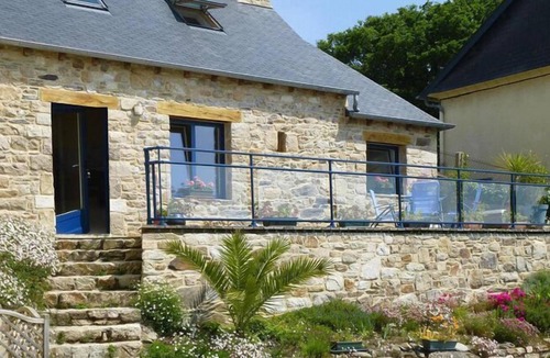 Lezardrieux House | Small Breton holiday home in top location with shared pool, Lézardrieux