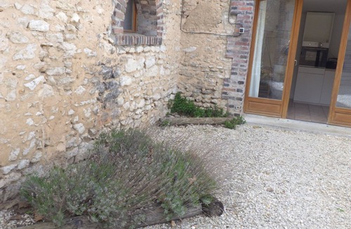 La Chapelle-sur-Aveyron Apartment | Small house in equestrian center