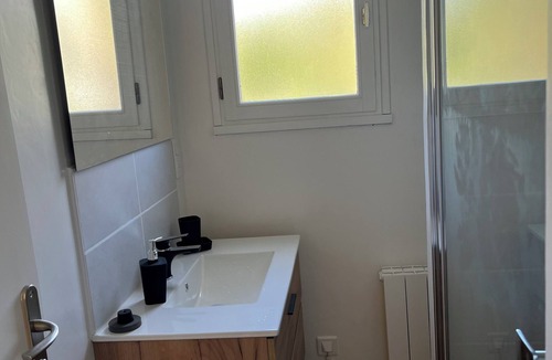 Kerherou Bed & Breakfast | Small house, 3km from the sea, on large enclosed garden
