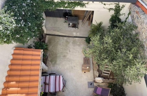 Cassagnes House | Small house with a patio and a rooftop terrace