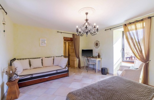 Proissans Bed & Breakfast | Solène Room – Inspired by Nature and Spacious – Shared Pool