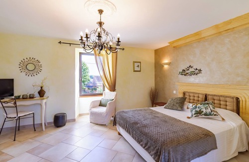 Proissans Bed & Breakfast | Solène Room – Inspired by Nature and Spacious – Shared Pool
