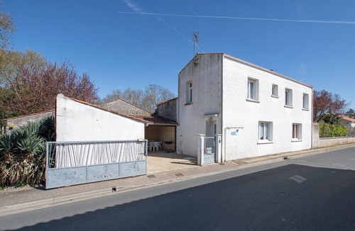 Saint Nazaire sur Charente House | Spacious Family Beach House for 2–10 Guests
