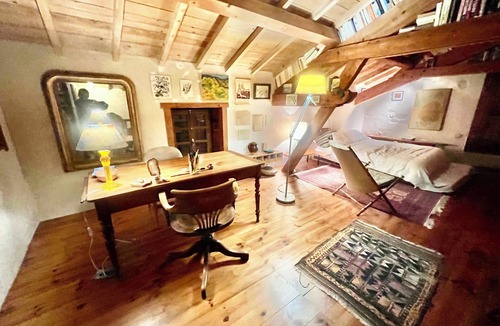 Ambert House | Spacieuse maison en pierre de taille nichée à la lisière de la forêt!