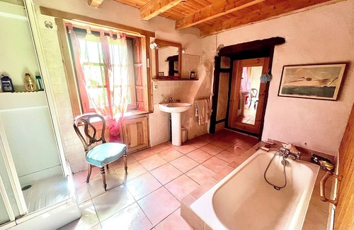 Ambert House | Spacieuse maison en pierre de taille nichée à la lisière de la forêt!
