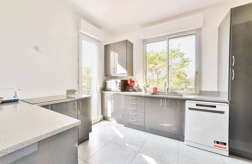 Saint-Clement-de-Riviere Villa | Spacious villa with pool and large private garden