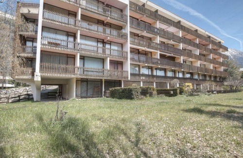 Chantemerle Apartment | Spacious 10-Person Apartment in Serre-Chevalier with Balconies, Parking, and Ski Storage