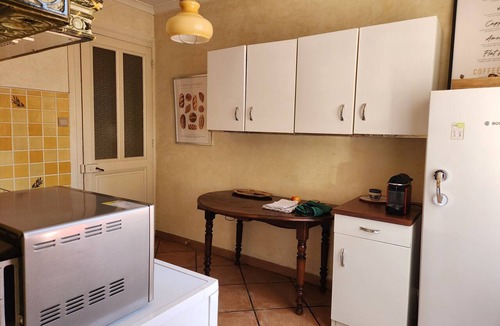 Charly House | Spacious 4-bedroom house with a large, tree-lined garden
