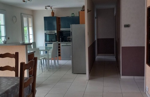 Sandillon House | Spacious 5-bedroom house with a veranda