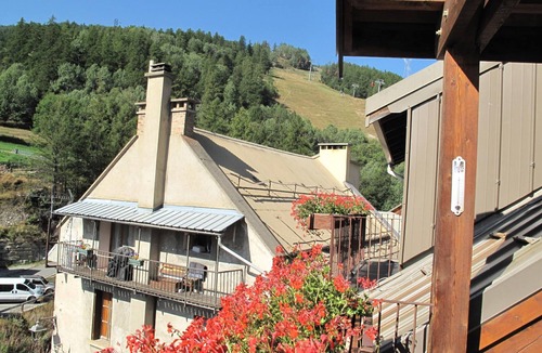 Chantemerle Apartment | Spacious 6-Room Chalet 150m from the Slopes – Sleeps 11, Wi-Fi, Fireplace, Balconies