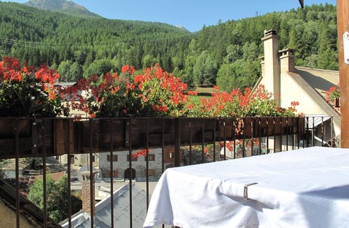 Chantemerle Apartment | Spacious 6-Room Chalet 150m from the Slopes – Sleeps 11, Wi-Fi, Fireplace, Balconies