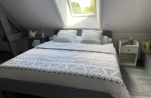 Montreuil-le-Henri Bed & Breakfast | Spacious and peaceful room with private parking