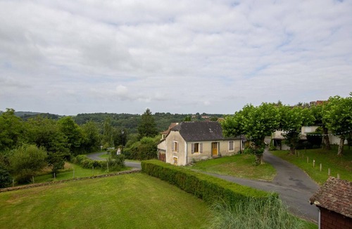 Saint-Mesmin Apartment | Spacious Apartment in Périgord - 2 Bedrooms, Terrace, Parking