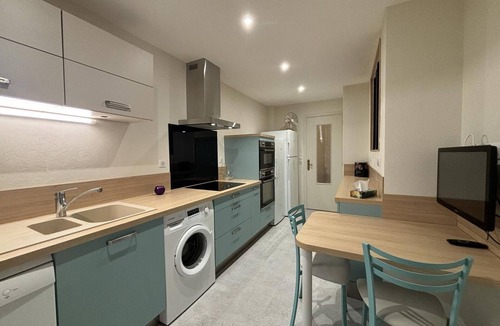 Moulins Apartment | Spacious apartment in Moulins center with balcony and internet
