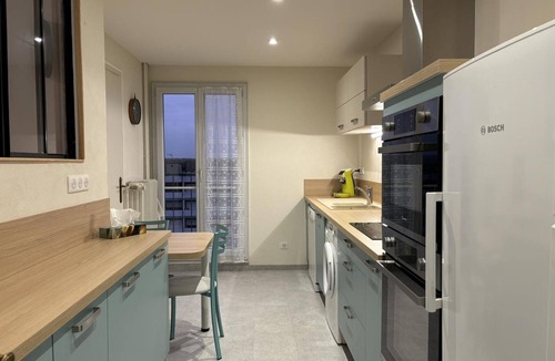 Moulins Apartment | Spacious apartment in Moulins center with balcony and internet