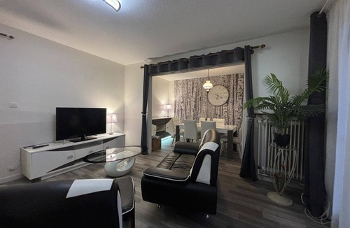 Moulins Apartment | Spacious apartment in Moulins center with balcony and internet