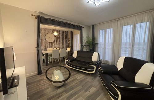 Moulins Apartment | Spacious apartment in Moulins center with balcony and internet
