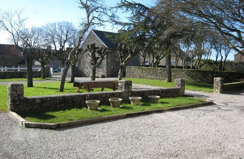 Glatigny Cottage | Spacious Family-Friendly Gite with Fireplace, Garden, & BBQ near La Haye
