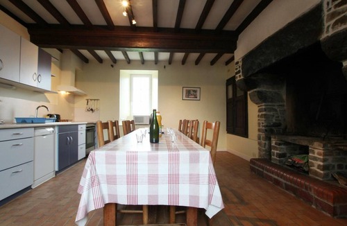 Glatigny Cottage | Spacious Family Retreat with Garden, BBQ, and Fireplace – Pets Welcome!