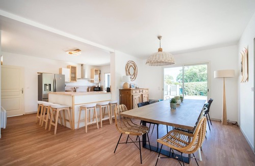 Vieux-Boucau-les-Bains Villa | Spacious 15P family friendly house close to beach with heated pool & Jacuzzi