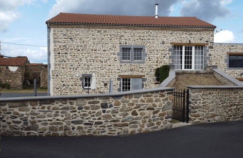 Espalem House | Spacious gite for 12 in Espalem in the Auvergne, well-equipped with swimming pool, close to the A75 motorway.