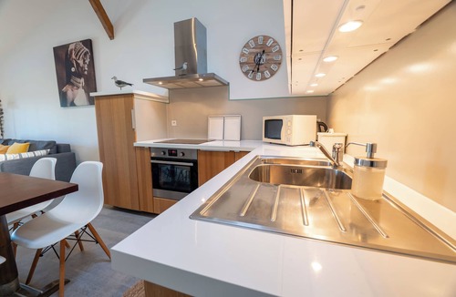 Tabanac House | Spacious gîte for 15 people with swimming pool and garden