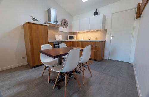 Tabanac House | Spacious gîte for 15 people with swimming pool and garden