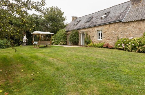 Querrien House | Spacious Holiday Home With Garden in Querrien France