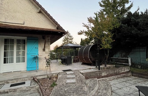 Amilly House | Spacious house for families and groups