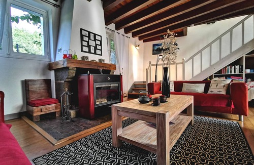 Saint-Vidal Cottage | Spacious house in historic village with terrace and WIFI included